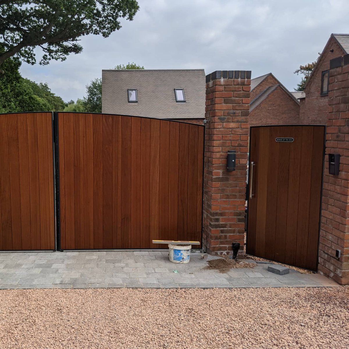 GadgetMyPad's tweet photo. Some beautiful gates designed and built by my customer. Popped over to add @hikvision #Intercom and #intergrate with @nicegroup #gatecontrolsystems #maglock on side door. #automationsystems #cctvsystems @wihaofficial @knipex_uk #worcestershire #westmidlands @PrsSupplies https://t.co/tgqyvFym5z