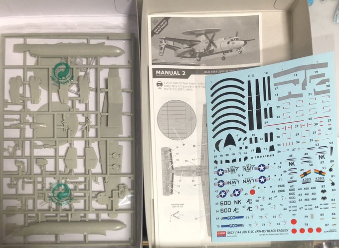 アカデミーの1/144E-2Cホークアイが届いたので、元々のドイツレベル版やACE版と比べてみたり。キット内容は変わらずだけど、デカールは色々と違いが。独レベル版は当時定価で2500円するので、半額のアカデミー版はお買い得。ずっと使い回しの組み説、なぜか最新アカデミー版は解像度低くてガビガビ。 