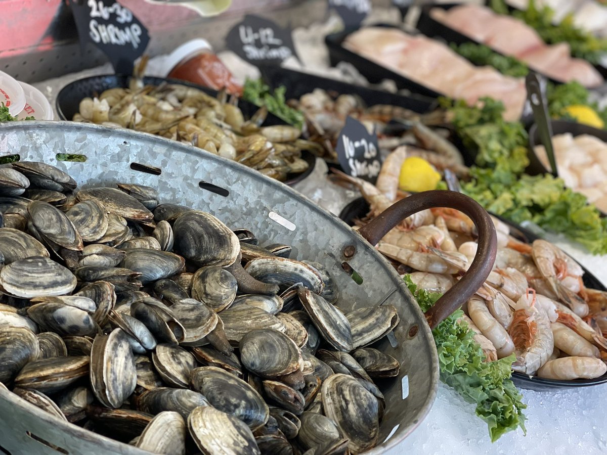 Pragano's tweet image. What a way to start the weekend…fresh seafood @FlandersFish in #EastLyme - check out #FoodieFriday on @FOX61News until 11am. #Cmon