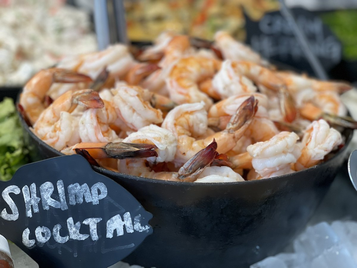 Pragano's tweet image. What a way to start the weekend…fresh seafood @FlandersFish in #EastLyme - check out #FoodieFriday on @FOX61News until 11am. #Cmon