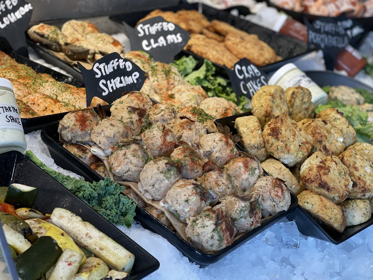 Pragano's tweet image. What a way to start the weekend…fresh seafood @FlandersFish in #EastLyme - check out #FoodieFriday on @FOX61News until 11am. #Cmon