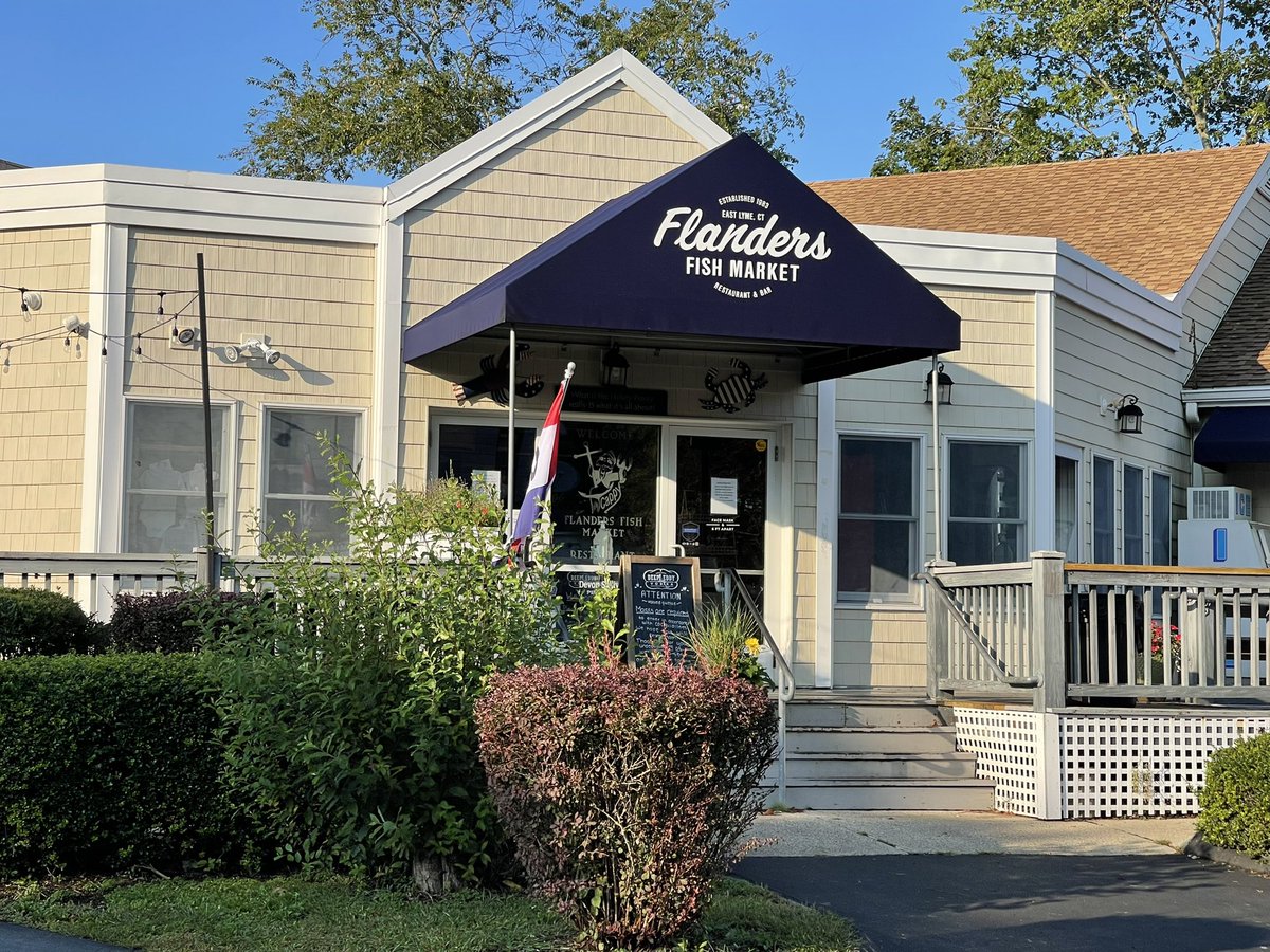 Pragano's tweet image. What a way to start the weekend…fresh seafood @FlandersFish in #EastLyme - check out #FoodieFriday on @FOX61News until 11am. #Cmon