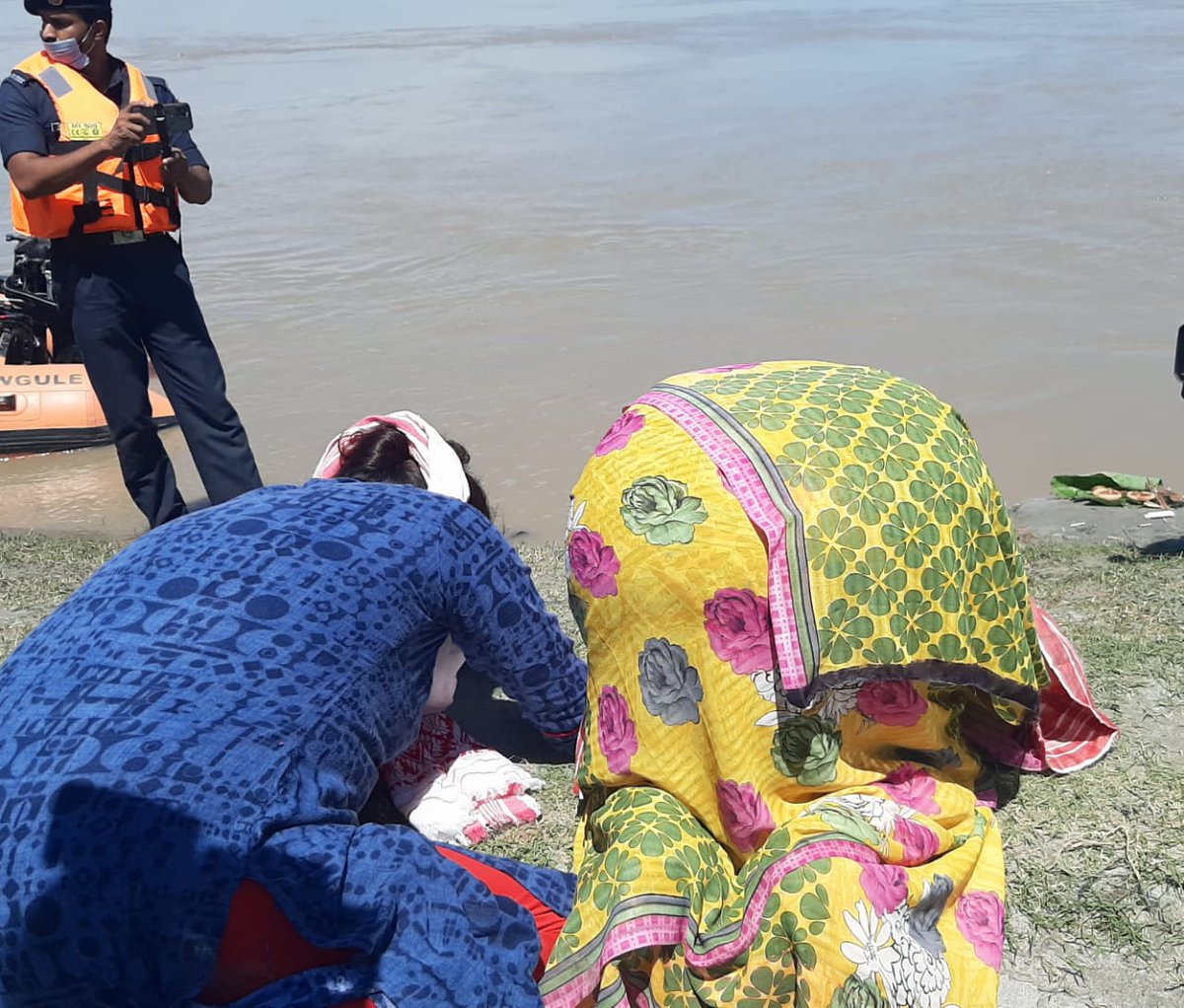 tulika_devi's tweet photo. Praying for his return...
Heartbreaking scene https://t.co/wnmfmKUf3H of Dr.Bikramjit Baruah who is missing in #NimatiTragedy prayed to Brahmaputra seeking his return. He has two small children. It's third day &amp; there is no trace of two missing persons.
#AssamBoatTragedy https://t.co/DcjHuOpmy7