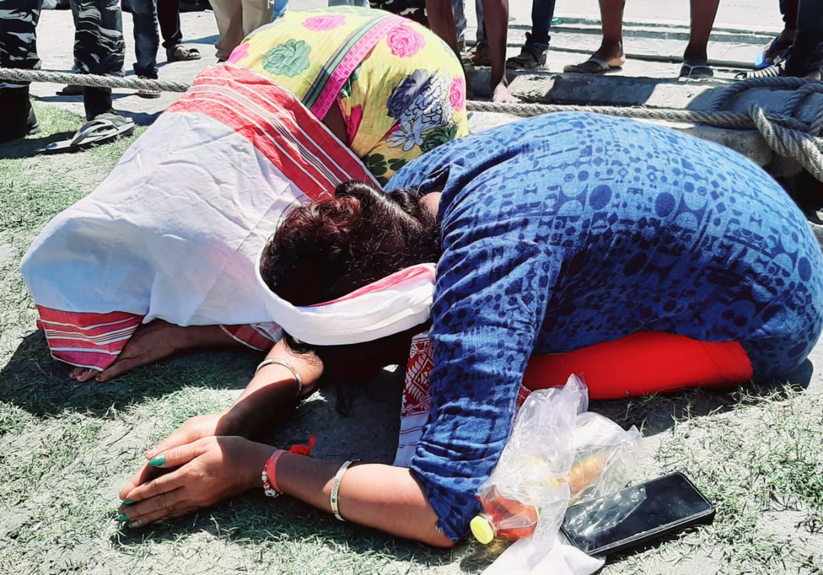 tulika_devi's tweet photo. Praying for his return...
Heartbreaking scene https://t.co/wnmfmKUf3H of Dr.Bikramjit Baruah who is missing in #NimatiTragedy prayed to Brahmaputra seeking his return. He has two small children. It's third day &amp; there is no trace of two missing persons.
#AssamBoatTragedy https://t.co/DcjHuOpmy7