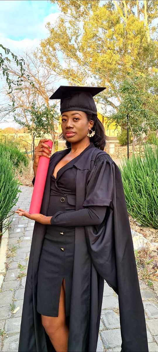 ___Dahlia____'s tweet image. Oh ja, the paper arrived the other day so we took a few pics. Hotter by one degree 🤌🏾. 
#MasterOfEngineering 
#UCTGrad2021