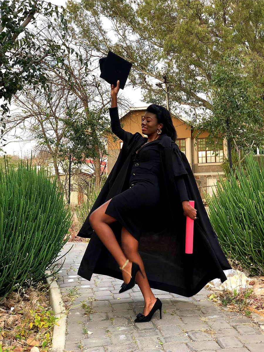 ___Dahlia____'s tweet image. Oh ja, the paper arrived the other day so we took a few pics. Hotter by one degree 🤌🏾. 
#MasterOfEngineering 
#UCTGrad2021