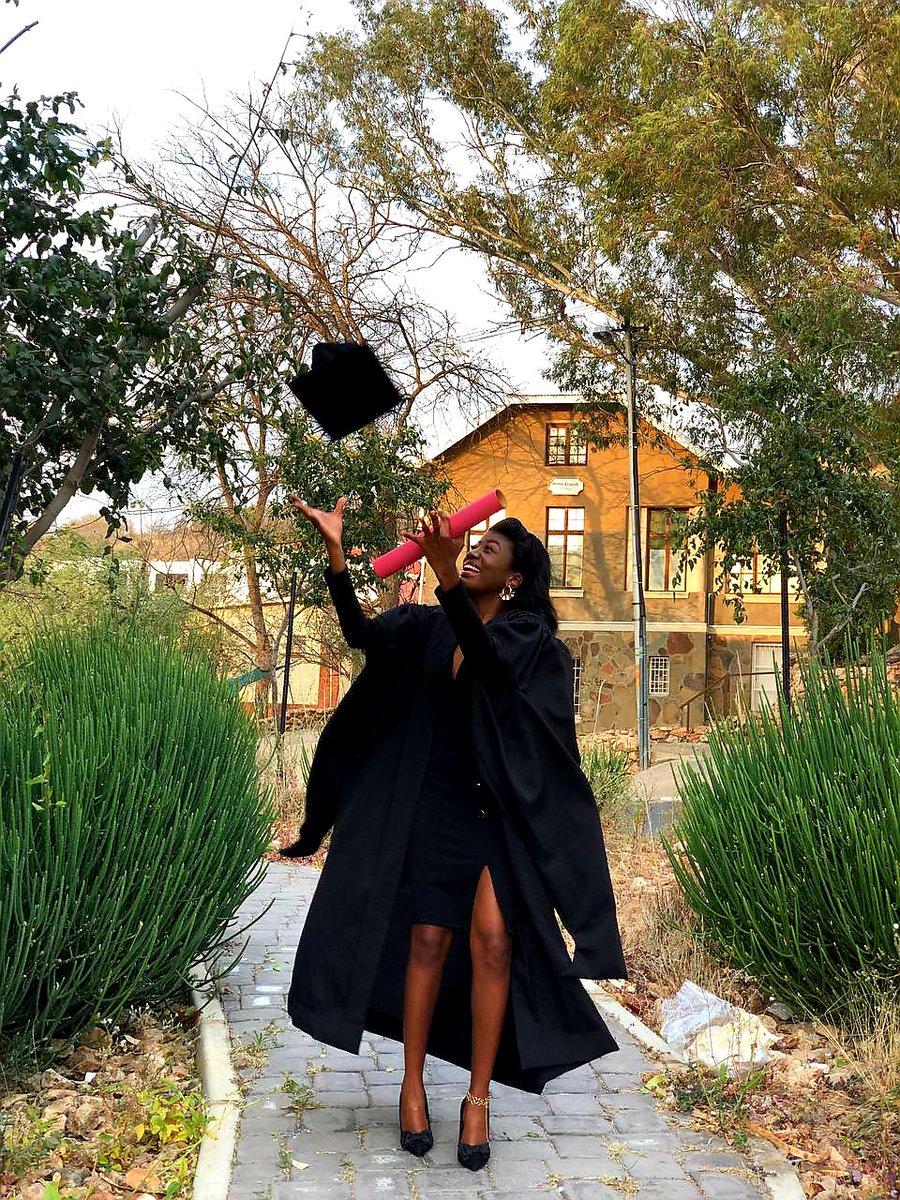 ___Dahlia____'s tweet image. Oh ja, the paper arrived the other day so we took a few pics. Hotter by one degree 🤌🏾. 
#MasterOfEngineering 
#UCTGrad2021