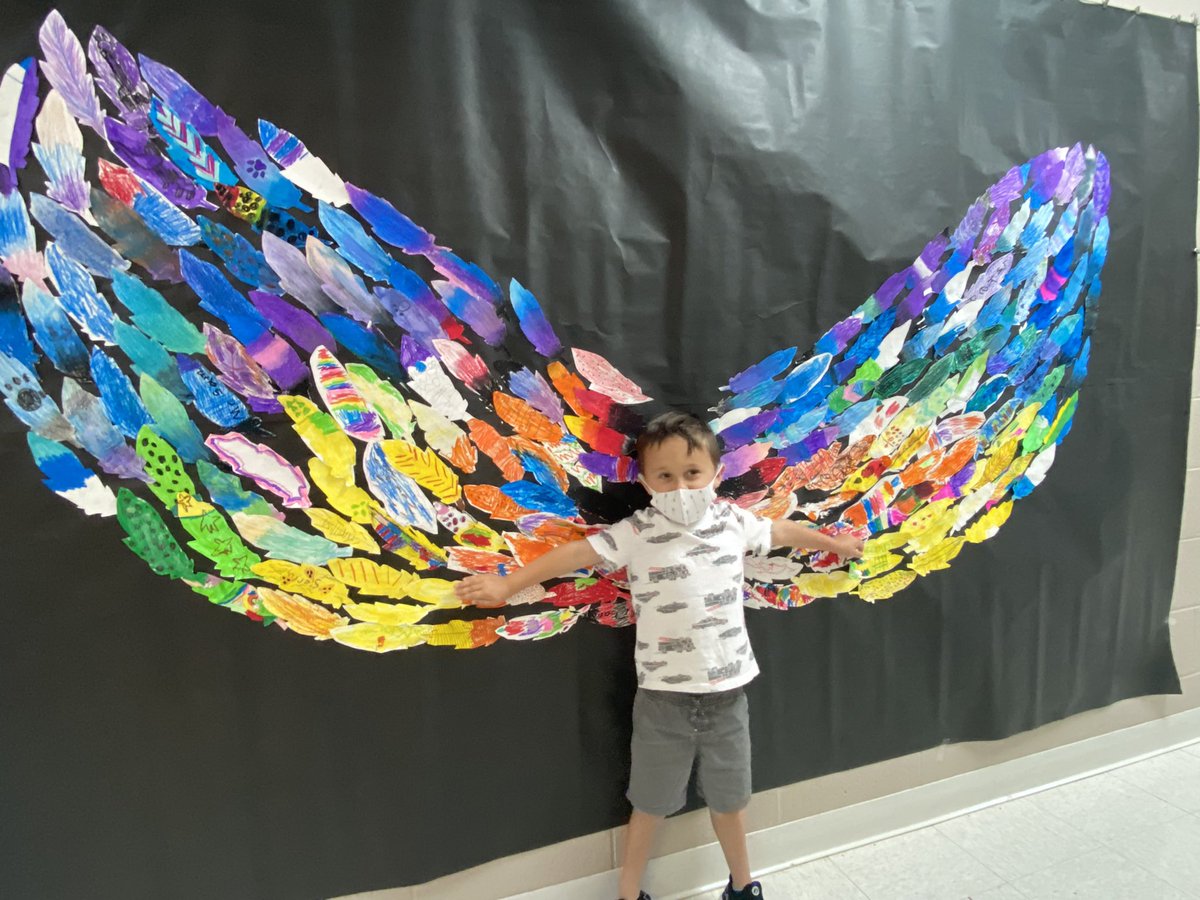 WCDS_Lower's tweet photo. Until you spread your wings, you’ll have no idea how far you can fly. 🦅Thanks to Art Teacher, Mrs. Weiss, for creating this collaborative project where every Lower School student designed a feather for these wings. 🎨#WCDSCommunity #WCDSArtistic #WCDSPreK https://t.co/X1N5RfSAp5