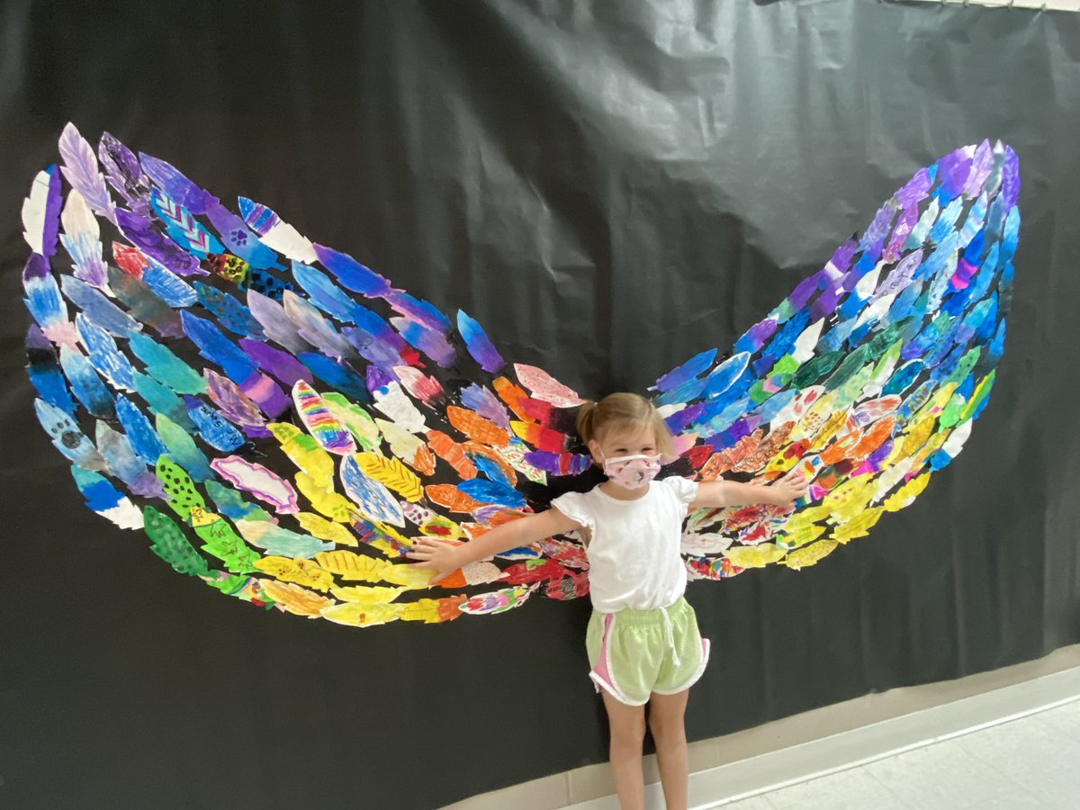 WCDS_Lower's tweet photo. Until you spread your wings, you’ll have no idea how far you can fly. 🦅Thanks to Art Teacher, Mrs. Weiss, for creating this collaborative project where every Lower School student designed a feather for these wings. 🎨#WCDSCommunity #WCDSArtistic #WCDSPreK https://t.co/X1N5RfSAp5