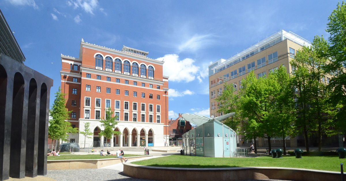 tailoredworks's tweet image. Placing your business at Brindleyplace is the perfect location to escape the hustle and bustle of your working day, while providing the opportunity to connect with a friendly community of 10,000 like-minded tenants. #TailoredWorkspaces #Brindleyplace #Birmingham  #officespace