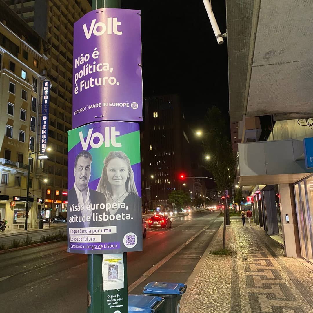 VoltDistLisboa's tweet photo. Ontem estivemos a pendurar cartazes que revelam um pouco mais do que queremos para Lisboa. 

Agradecemos a todos os envolvidos na afixação dos cartazes. 

Já viste algum destes novos cartazes? 

Queremos hoje, uma Lisboa de Futuro! 

#VoltPortugal #VoltLisboa #autarquicas2021 https://t.co/YWioknRaKG