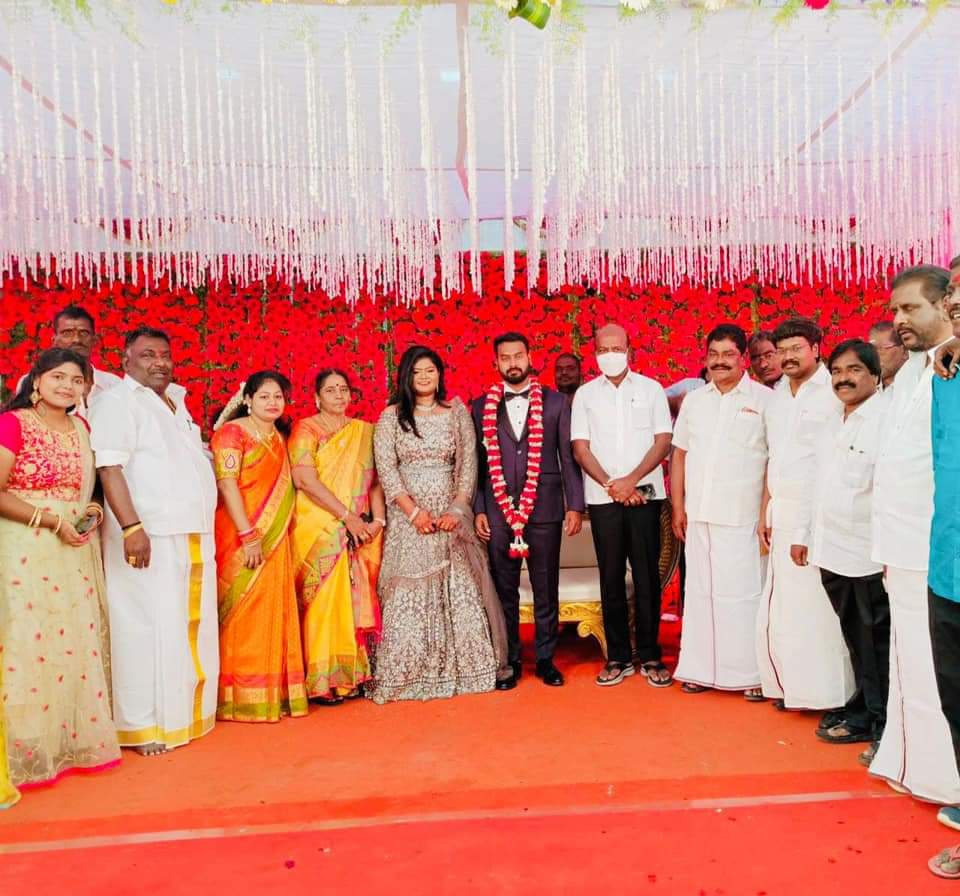 DevarajKDmk's tweet photo. திருப்பத்தூர் மாவட்டம்,
வாணியம்பாடி பெரியபேட்டை
திரு. முருகன் நாட்டார் மற்றும் 
திரு. இளங்கோ அவர்களின்
இல்ல திருமண வரவேற்பு நிகழ்ச்சியில் மாண்புமிகு மருத்துவம் மற்றும் சுகாதாரத்துறை அமைச்சர்
அண்ணன் திரு @Subramanian_ma  அவர்களும் நானும் 
கலந்து கொண்டு மணமகளை வாழ்த்தினோம். https://t.co/6l2mY81cSy