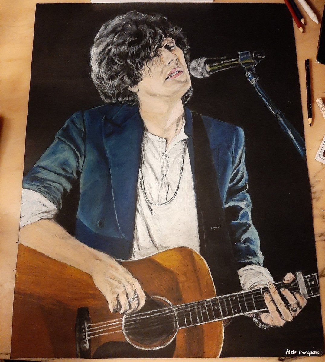 Atzuki97's tweet photo. Mentre disegnavo mi sono resa conto che le volte che sento di voler disegnare Ermal scelgo sempre foto in cui tiene gli occhi chiusi, inebriato di musica. Queste immagini mi emozionano particolarmente, è come se fosse la personificazione stessa della parola MUSICA.
💛
#ErmalMeta https://t.co/5sFRZTwXqN