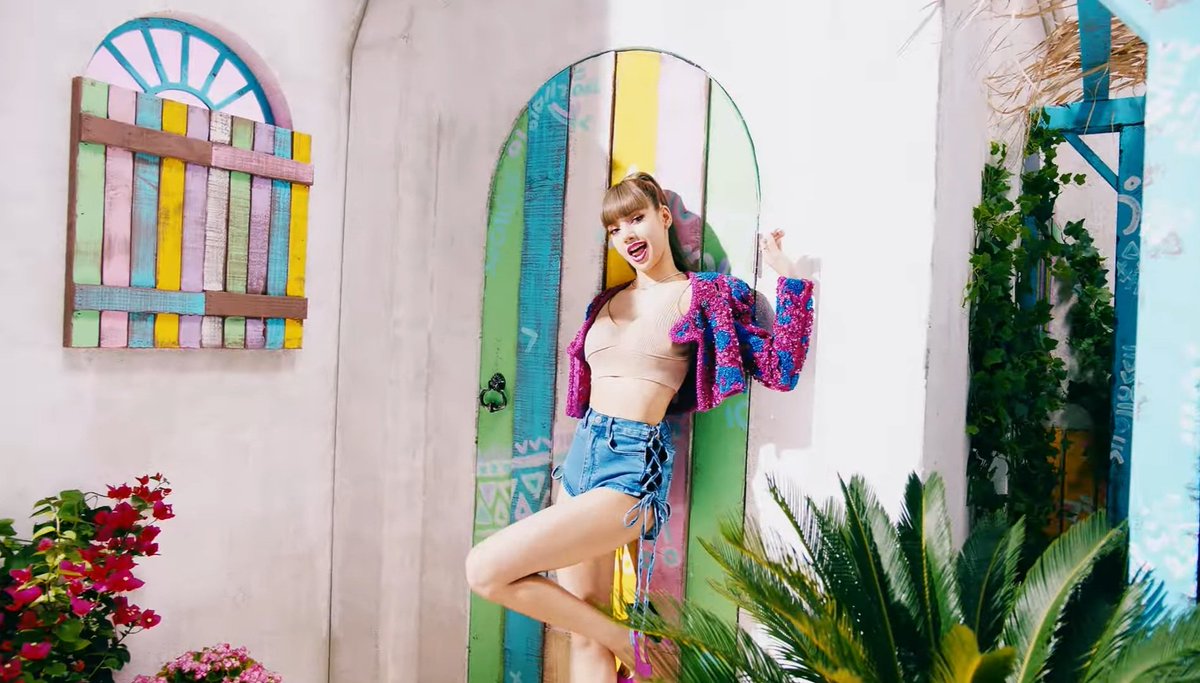 Manu_17_03's tweet photo. thissss omgggg😭😭 was SUGAR SYRUP WITH FULL SWEETNESS N SHE KICKED IT LIKE A LASS! (got the ice cream vibes here tho)  #LALISA #LALISALOVEME #LISASOLO lisa - 'lalisa' m https://t.co/8LVB6eNdy6