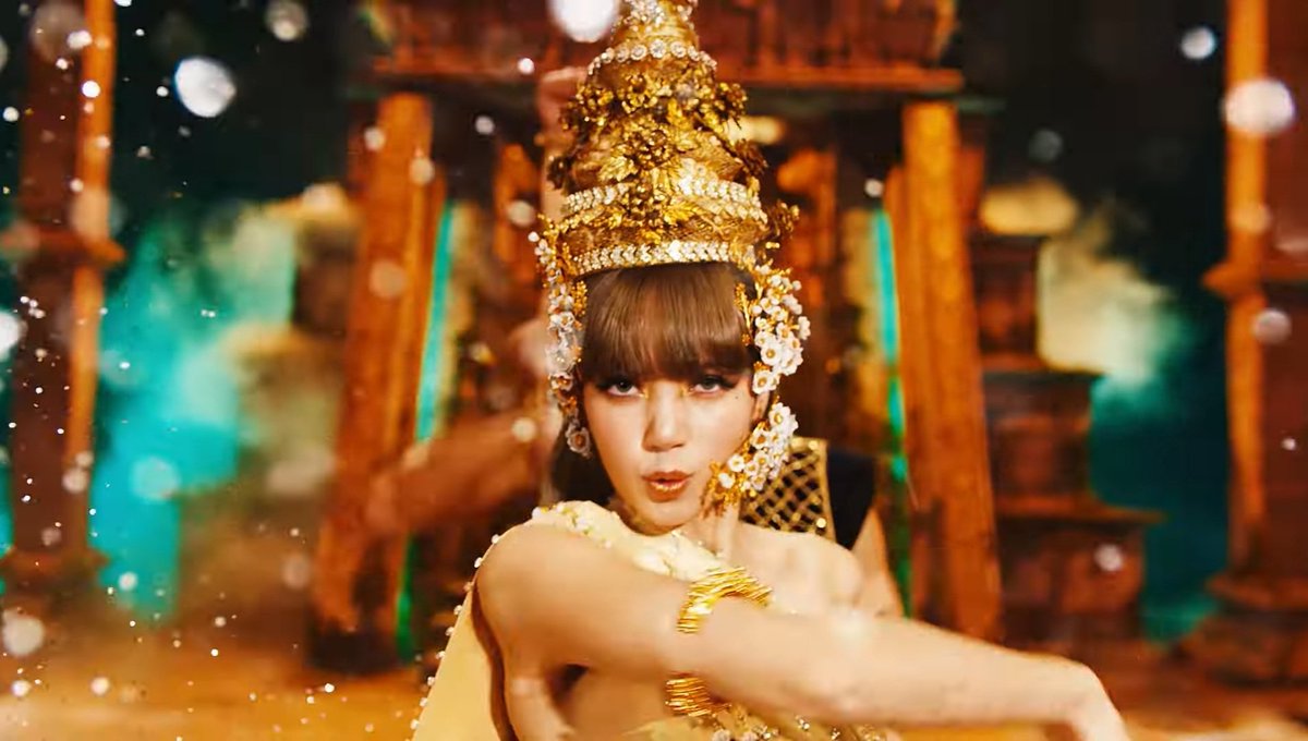 Manu_17_03's tweet photo. AS I HAVE ALWAYS SAID- QUEEN!!! 
SHES THE QUEEN YALL!!! A LIVING GODDESS!!! 
N TBH LIKE IT WAS THE MOST GLORIOUS  GLOWING EXPENSIVE RICH PART OF THE MV!!! the rich Chica!!💛🧡❤ #LALISA #LALISALOVEME #LISASOLO lisa - 'lalisa' m https://t.co/003ZTG7dm1
