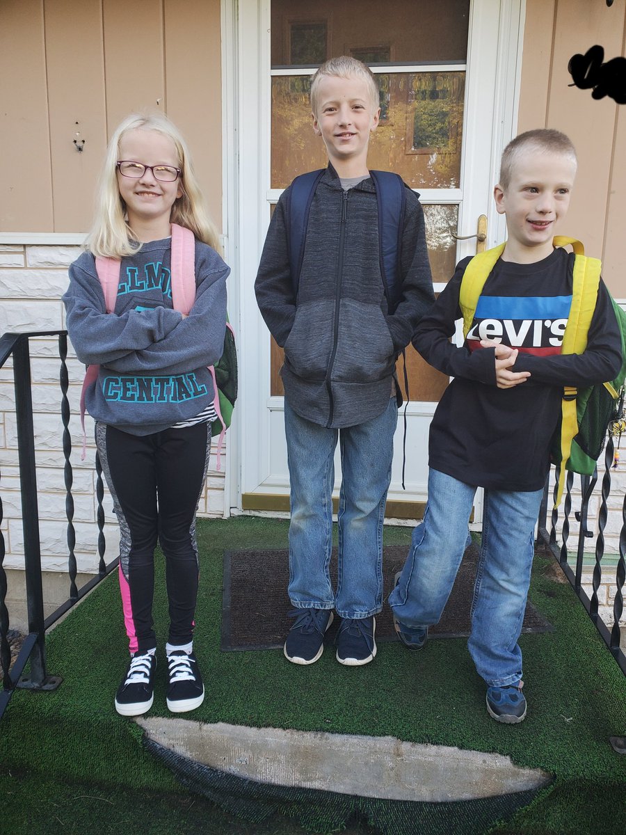 First day of school 2021!
Nate: 6th grade
Anna: 3rd grade
Davy: 1st grade 

#firstdayofschool