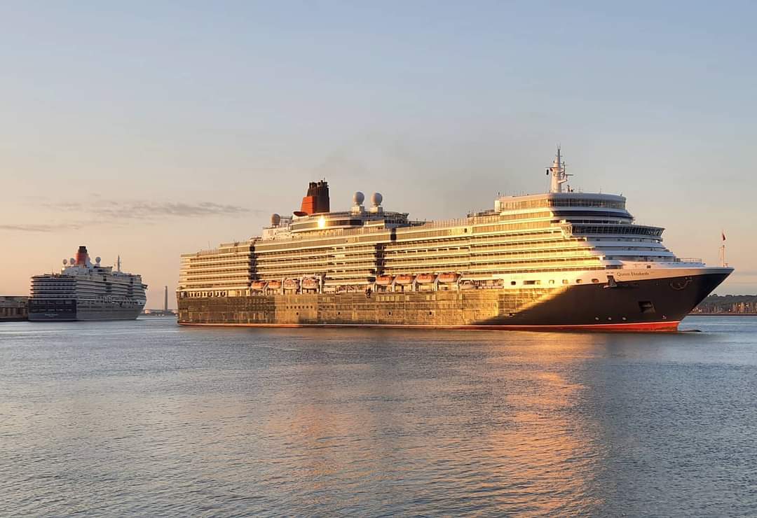 Sunrise views of <a href="/cunardline/">cunardline</a>'s Queen Elizabeth early one morning in Southampton 🛳⚓🚢 Spot her sister ship, Queen Victoria in the background! .

#cunard #queenelizabeth #QueenVictoria #Southampton #cruise #cruising #cruiseblogger #travelblogger #holidayblogger