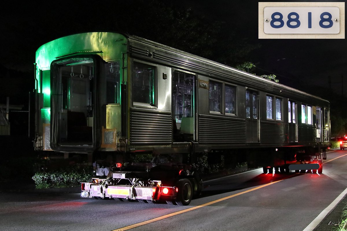 Tokuchan4698606's tweet photo. 2021年9月6日(月)
東急8500系8619F
解体に伴う廃車陸送

第1回目の廃車陸送です。
デハ8818(9号車)・デハ8519(10号車)が搬出されました。 
新製時にデハ8135とユニットを組んでいた、デハ8818も旅立ってしまいました。

#東急8500系
#8619F https://t.co/WjqojQYw4w