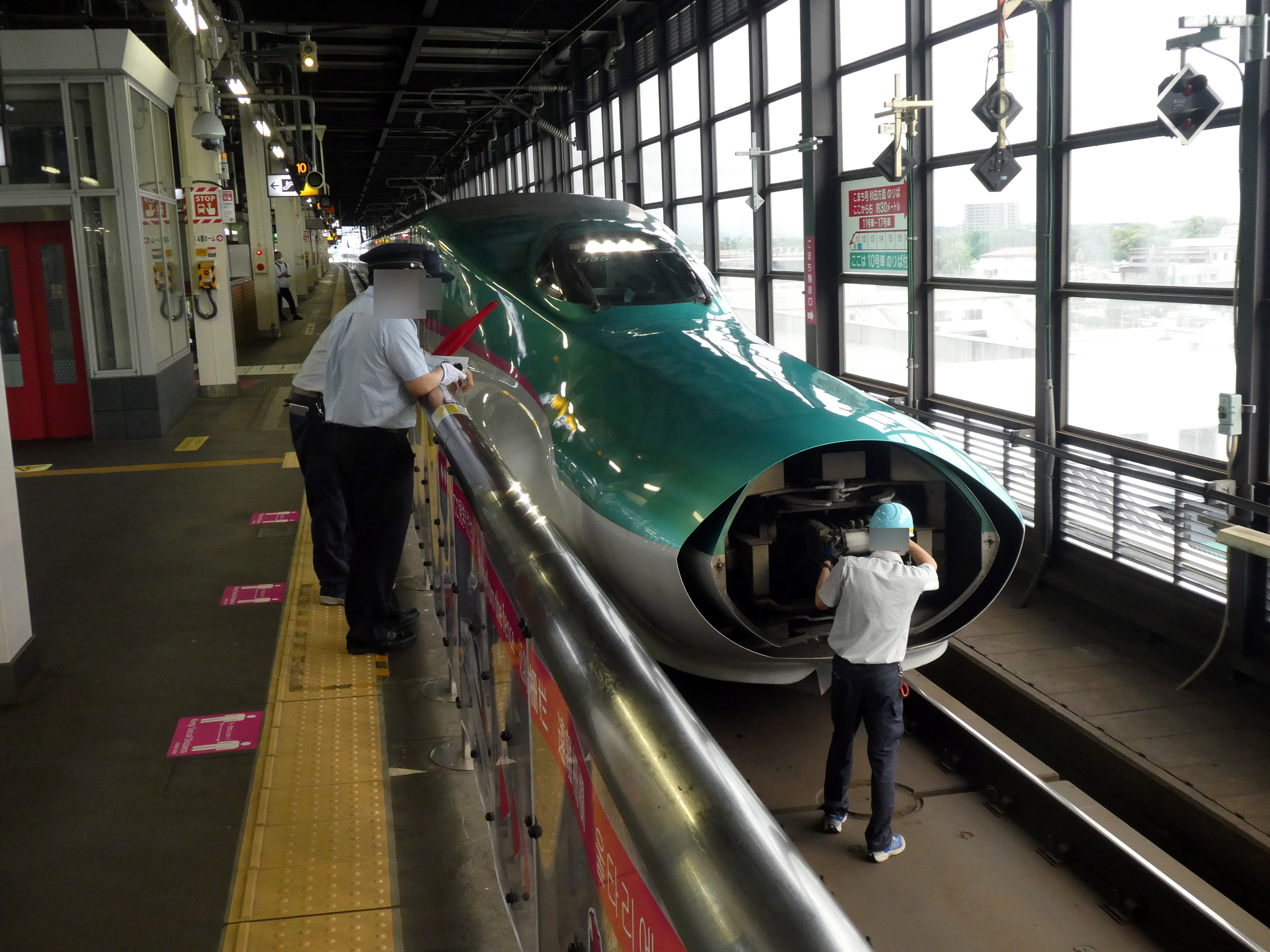 Chanai 盛岡ではやぶさこまちの分割を見ていたらe5系の電気連結器前カバーが閉まらない不具合が発生 真横にいた盛幹車セ検修員の応急処置を行って発車 E5系の電気連結器ってピン配列がオスメス95ピンずつあるのか T Co Grrnjd5h1r Twitter