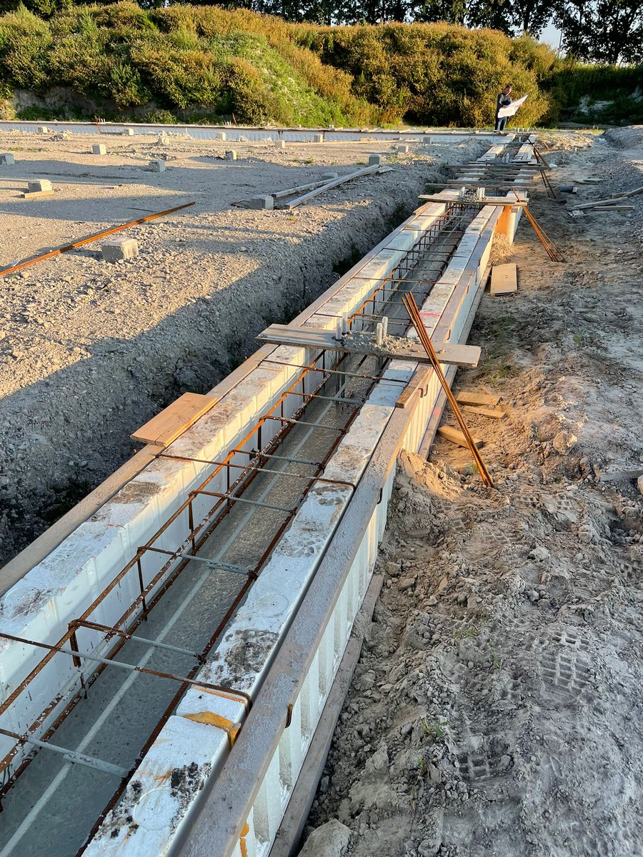 DeHonBekisting's tweet photo. Week 36 2021 | Zomerse bouwupdate nieuwbouw De Hon  
Een feestelijke dag gisteren; de fundering van onze nieuwe locatie aan De Steven in Drachten werd gestort. De afronding van de funderingswerkzaamheden vindt in de komende dagen plaats. 
1/2 https://t.co/L9tmIgAzF7