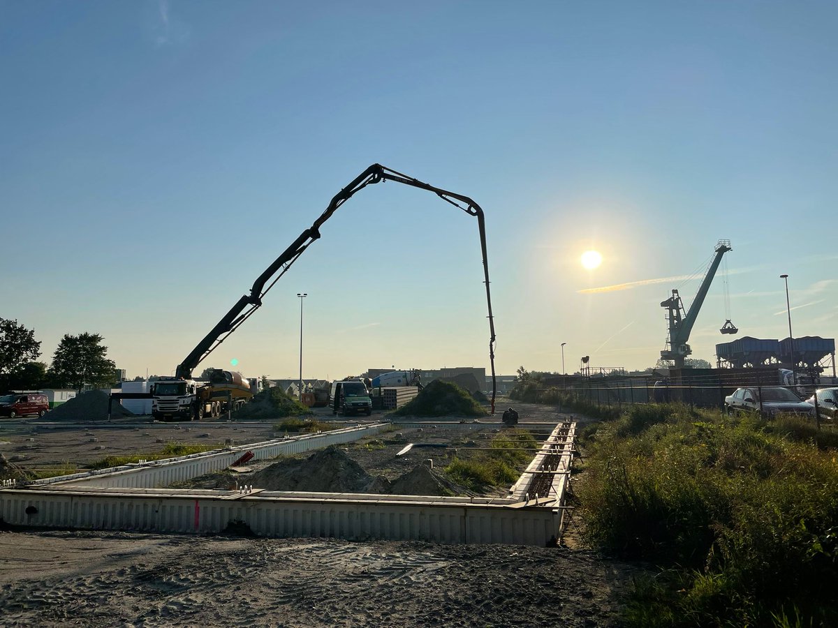 DeHonBekisting's tweet photo. Week 36 2021 | Zomerse bouwupdate nieuwbouw De Hon  
Een feestelijke dag gisteren; de fundering van onze nieuwe locatie aan De Steven in Drachten werd gestort. De afronding van de funderingswerkzaamheden vindt in de komende dagen plaats. 
1/2 https://t.co/L9tmIgAzF7