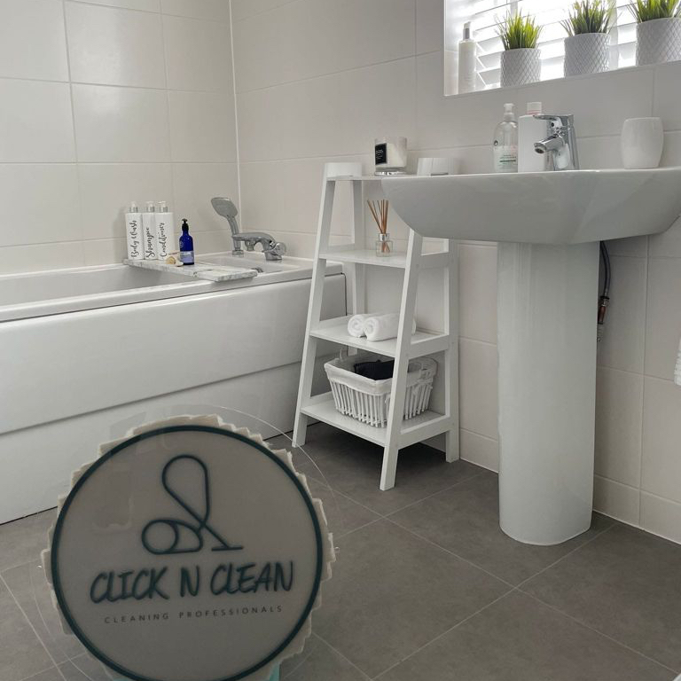 Another week almost done, and another sparkling bathroom ✨ 

Hope you all have a lovely weekend 🧼 

#cleaning #cleaningpage #cleanhousehappyhouse