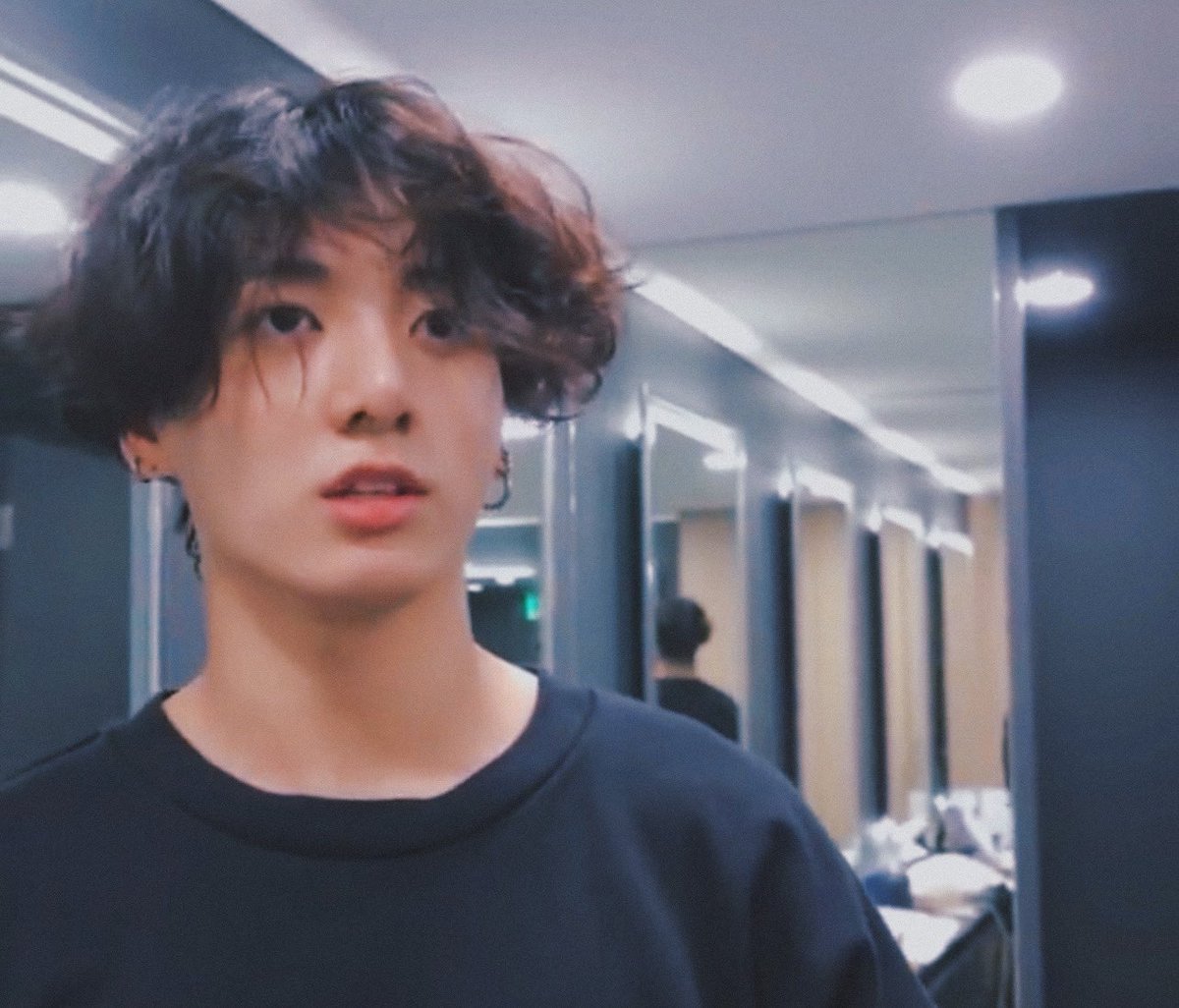eternalsjeon's tweet photo. Que se sentirá darle mimitos en el cabellito? :( @BTS_twt https://t.co/b99cPjS3B2