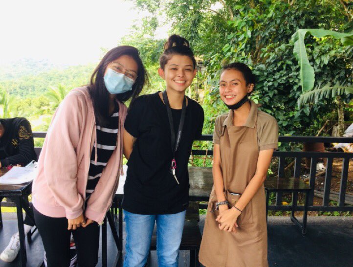 ktktmrqnl's tweet photo. shet umiral pagka fangirl ko hehe 
diko pa namukaan si ate kat hehe
shettt ang gandaaa nilaaa sa personal 😍😍😍
@katcorpuzz @francchezka https://t.co/bX5NqbtKrw