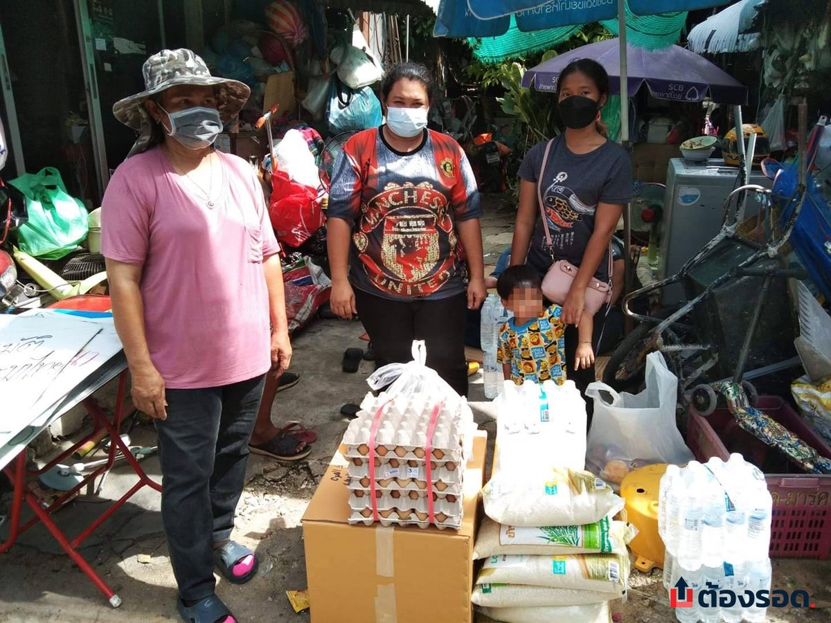UpForThai's tweet photo. บางบ้านมีผู้เสียชีวิตจากโควิดไปแล้ว แต่เราจะช่วยคนที่เหลืออยู่ให้มีชีวิตต่อไป 

เราหวังว่าภาวะวิกฤตจะจบสิ้นในเร็ววัน เพื่อที่ทุกคนจะได้กลับไปใช้ชีวิตต่อแม้จะไม่เหมือนเดิมก็ตาม

#ต้องรอด #upforthai https://t.co/Y8csKLIW2l