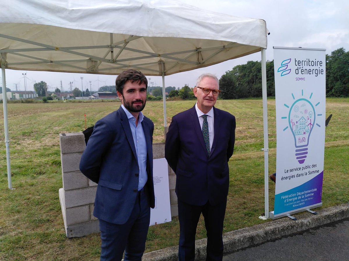 Cardon_Remi's tweet photo. Dans le Grand Roye hier, j'ai pu participer à la pose de la première pierre du réseau de chaleur à Roye et l'inauguration du parc éolien des tulipes à l'Echelle-Saint-Aurin.
Les éoliennes et la biomasse, contribueront à notre souveraineté énergétique.
#FDE80 #H2R https://t.co/n19AwyLT9P