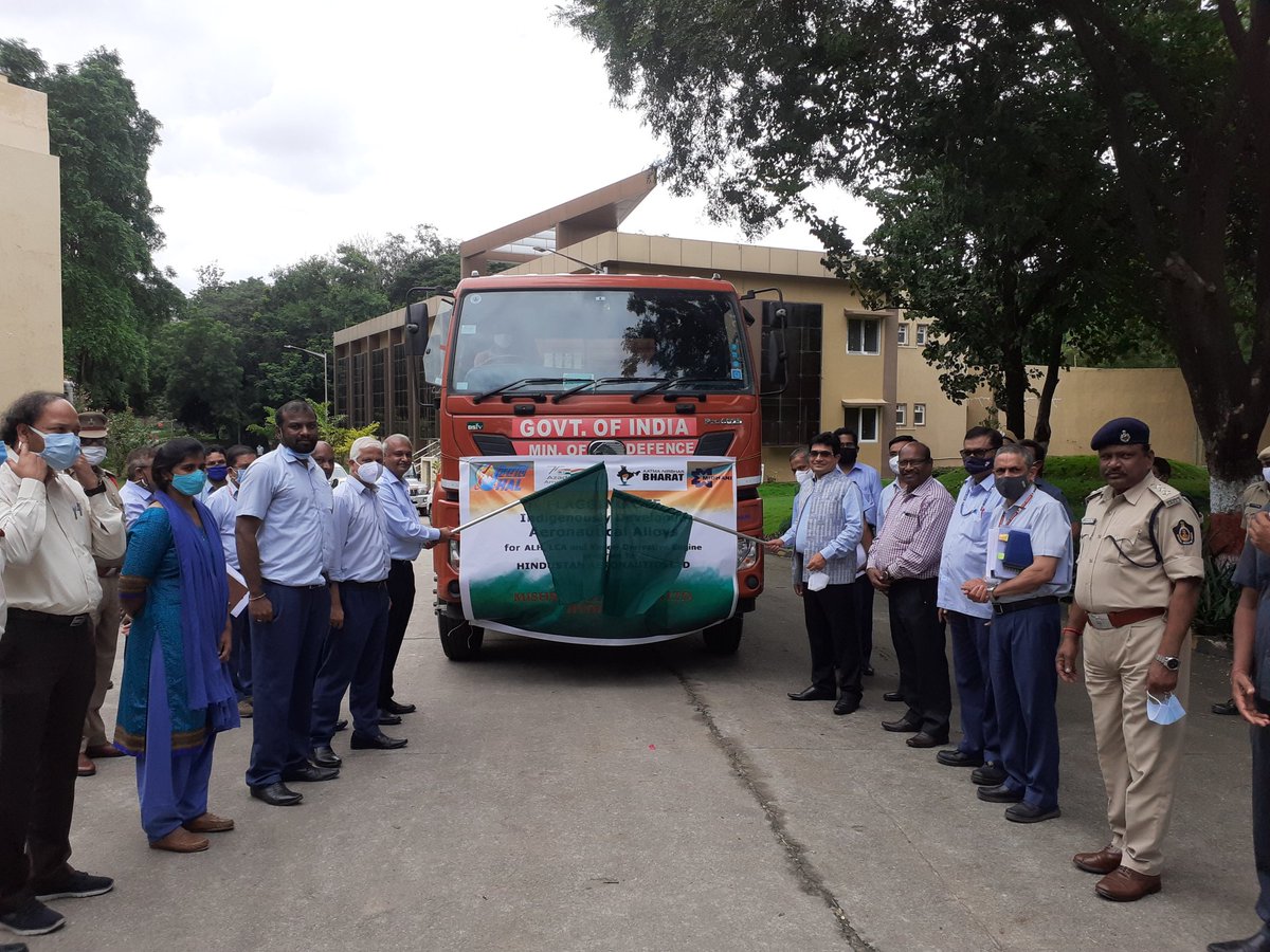 #MIDHANI despatches Titanium and Super alloy products to LCA &amp; ALH program of HAL. The consignment was flagged of by Shri R Madhavan, C&amp;MD HAL, Dr SK Jha , C&amp;MD, MIDHANI and Shri N. Gowri Sankara Rao, Dir. (Fin.) MIDHANI. rb.gy/3dnnbd
#AzadiKaAmritMahotsav #IndiaAt75