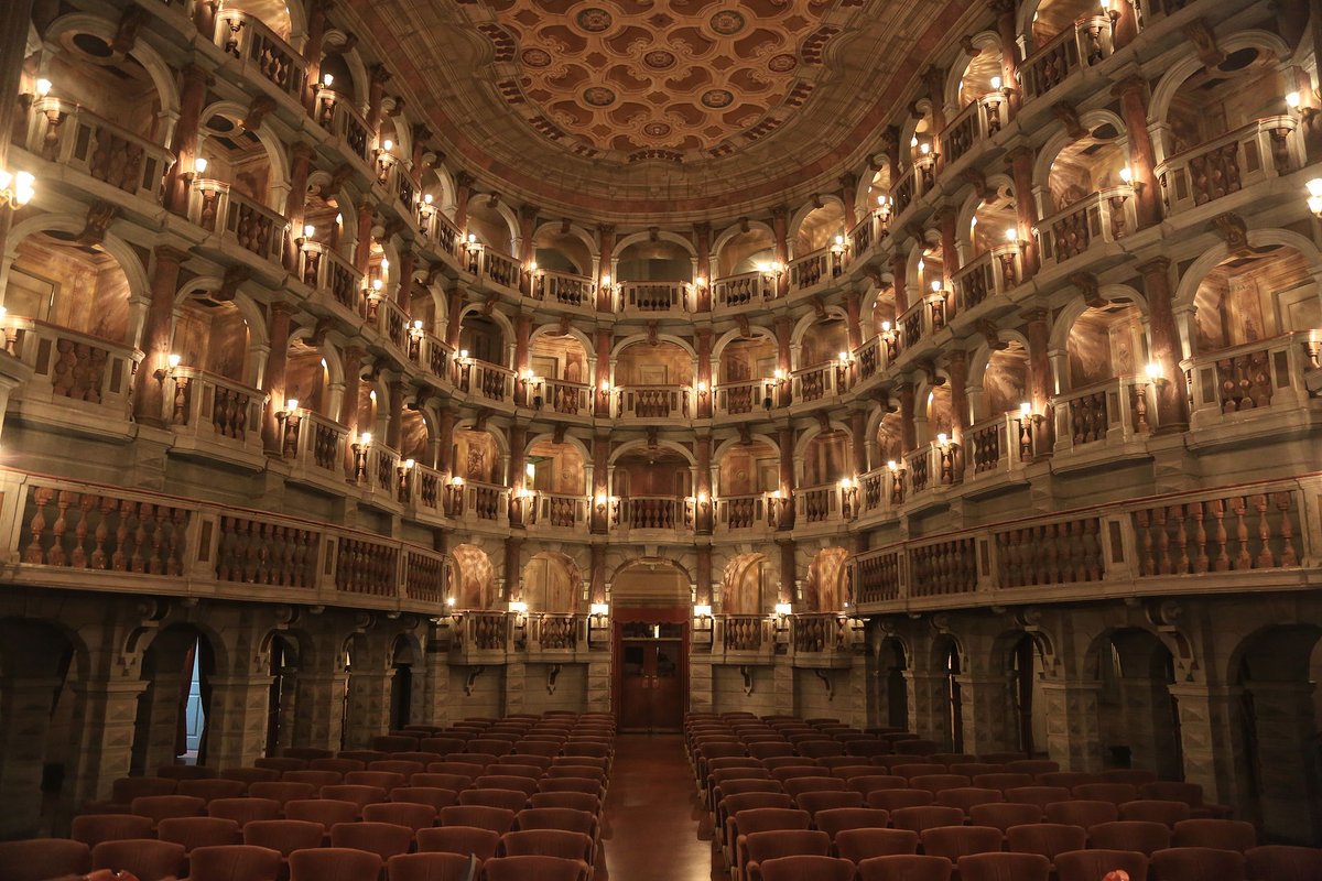 🎭 Una co-produzione col <a href="/festletteratura/">Festivaletteratura</a> in un progetto sostenuto da <a href="/intesasanpaolo/">Intesa Sanpaolo</a>: sul palcoscenico del Teatro Bibiena Marcello Fois e i nostri solisti racconteranno “come capire le trame delle Opere liriche” e qui li link dello streaming. A domani! 🎭
teatrolafenice.it/event/la-fenic…
