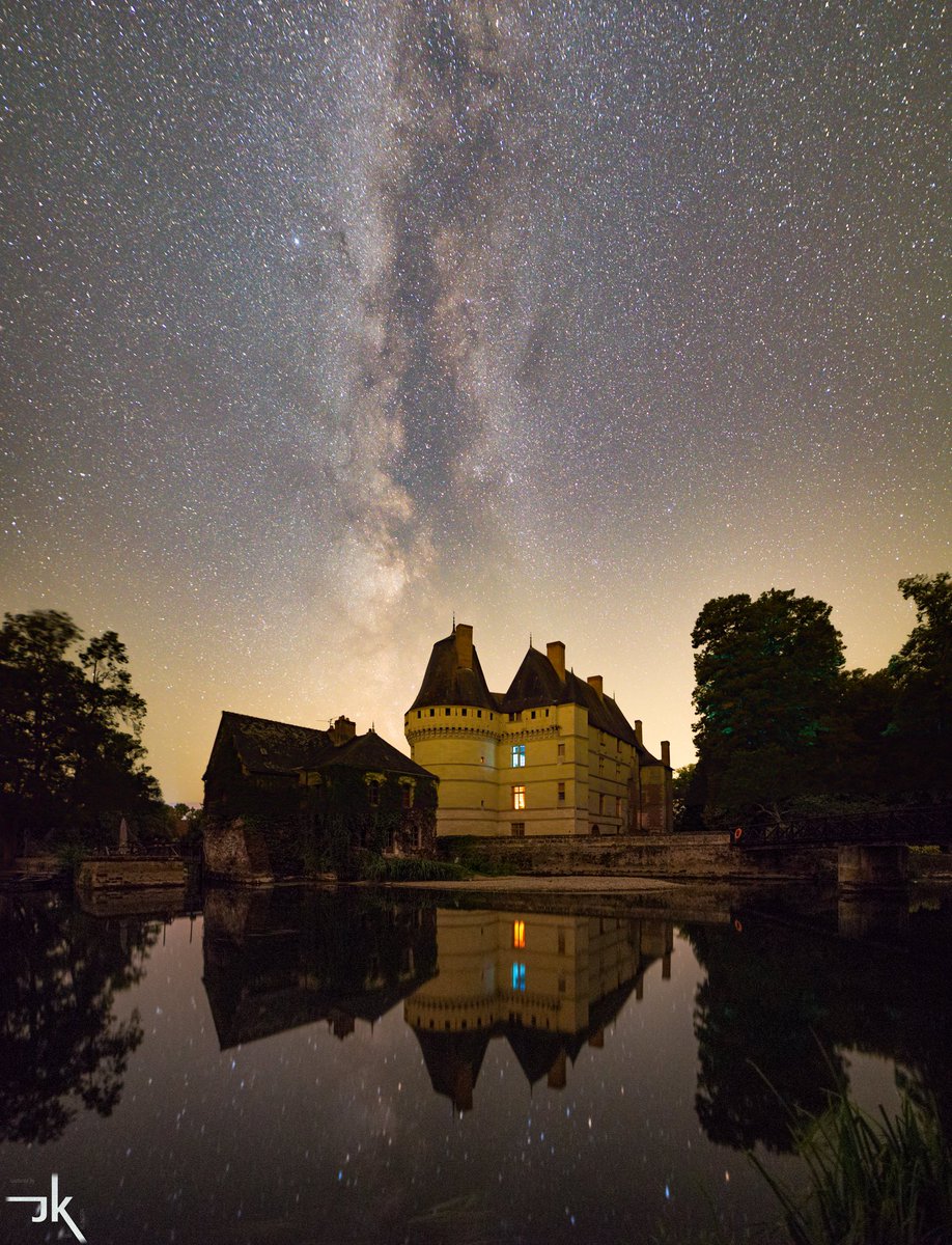 jklinger_photo's tweet photo. "L'Islette et la Voie Lactée" 🌟
Au château de l'Islette, à deux pas de la @villedetours, les nuits d'été dévoilent un ciel étoilé au milieu duquel la Voie Lactée s'étire superbement. 🙂
📖 Mes photos de l'Islette dans mon livre "Touraine Remarquable".
#islette #chateau #nuit https://t.co/Z10d0TgpDS