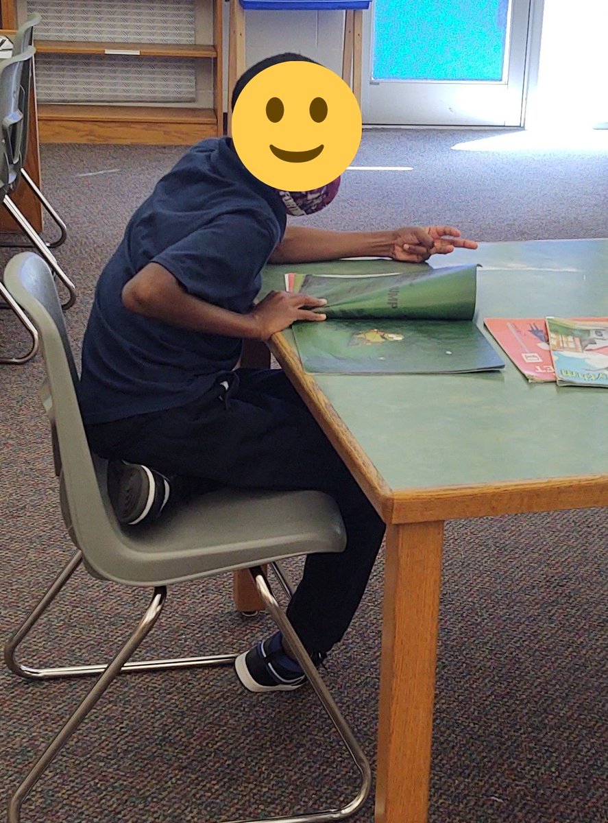 CarterTradLMC's tweet photo. Love to see this guy practicing the five-finger rule we had just reviewed! And, I couldn't NOT take a picture of this @CarterJCPS Cub when she returned Aqualicious in her aqua shirt and bows! ♥️📚#jcpslibraries #goodfitbooks #welovereading https://t.co/xKybILcEpV