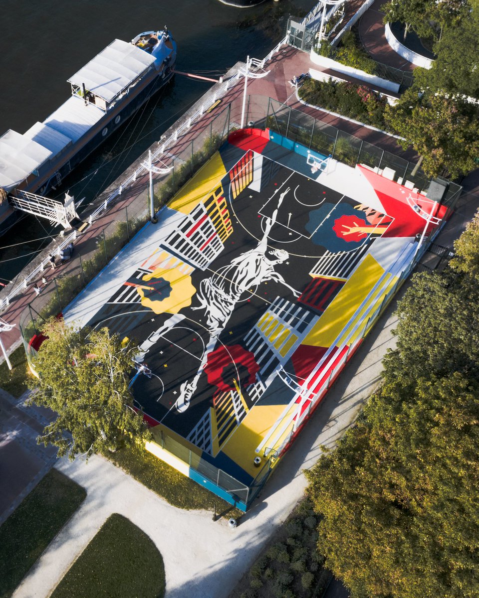 ArnaudDrijard's tweet image. .@rudygobert27 (fantastic NBA Player, Olympic finalist...), renovated a playground (made of recycled Nike shoes) near Paris to allow young basketball players to practice their sport for free while training them: English, computer programming...🙌🙌🙌