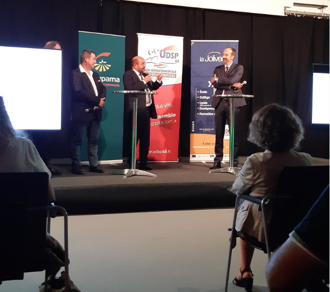 GroupamaLB's tweet photo. Lancement de notre programme les #GestesQuiSauvent au lycée @lajoliverie à Nantes, avec son directeur Patrick BIZET, Jean-Claude JOUANO, Président 
@UDSP44officiel et @NNaftalski. 
Au programme du jour, la formation de 90 élèves... RDV la semaine prochaine pour vous inscrire 😉 https://t.co/JEOzngb7nr