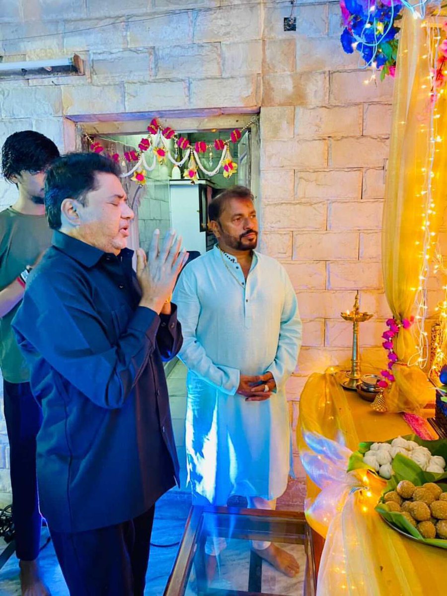 divyeshpsolanki's tweet photo. 🙏 ૐ વિજ્ઞહર્તા ગણપતિ બપ્પા મોર્યા ૐ 🙏
અમારા સૌના વિજ્ઞ હરી લેજો. ગણેશ ચતુર્થી ની આપ સૌને ખુબ ખુબ શુભેચ્છાઓ.
#GaneshChaturthi https://t.co/SmxkKHJ88K