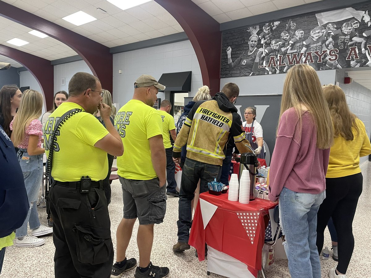 wdprincipal's tweet photo. So proud of our @WesDelSC and our very own @del_sro for organizing this breakfast and convocation. We are honored to have so many take time to join us! Special thank you as well to our food service staff and Community Church. #WDpride @WDSupt @WLBCNewsCenter @RebeccaMBland1 https://t.co/AlYoKy0Yqv
