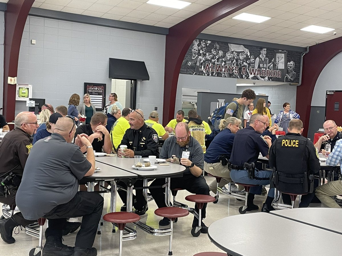 wdprincipal's tweet photo. So proud of our @WesDelSC and our very own @del_sro for organizing this breakfast and convocation. We are honored to have so many take time to join us! Special thank you as well to our food service staff and Community Church. #WDpride @WDSupt @WLBCNewsCenter @RebeccaMBland1 https://t.co/AlYoKy0Yqv