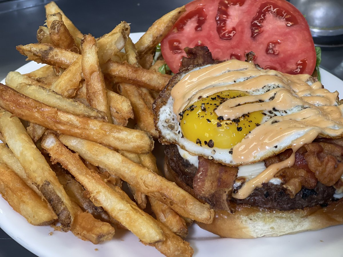 Pragano's tweet image. Ahh … avocado toast, lobster eggs Benedict, stacked burger or Bloody Mary!  #Cmon @FlandersFish on #FoodieFriday @FOX61News