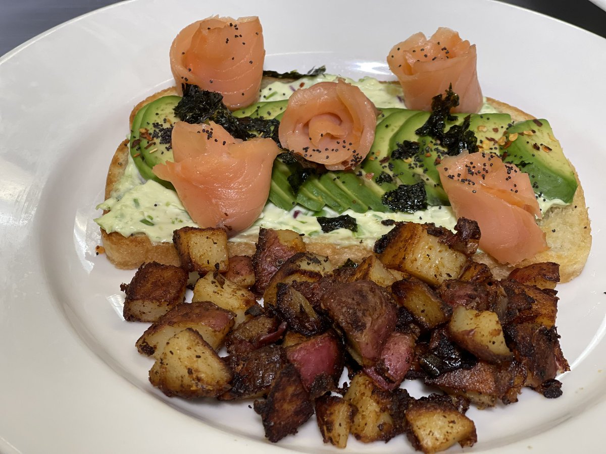 Pragano's tweet image. Ahh … avocado toast, lobster eggs Benedict, stacked burger or Bloody Mary!  #Cmon @FlandersFish on #FoodieFriday @FOX61News