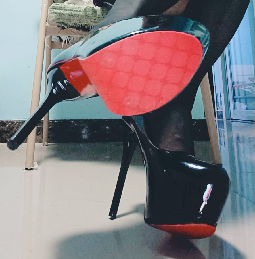 sama22322408's tweet photo. 要不要来舔舔祖宗的新鞋子啊？小废物～真是没用啊🖤看到祖宗得脚丫就不行了啊？废物! #女王 #女s #榨精 #压榨 #榨金 #调教 #红绿灯 #网调 #羞辱 #男m #倒计时 #恋足 #足控 #废物 #绿奴 #阳痿 ＃射精管理 ＃贞操锁 ＃锁奴 ＃寸止 ＃洗脑 ＃骰子 ＃原味 https://t.co/yui2A0EeVb