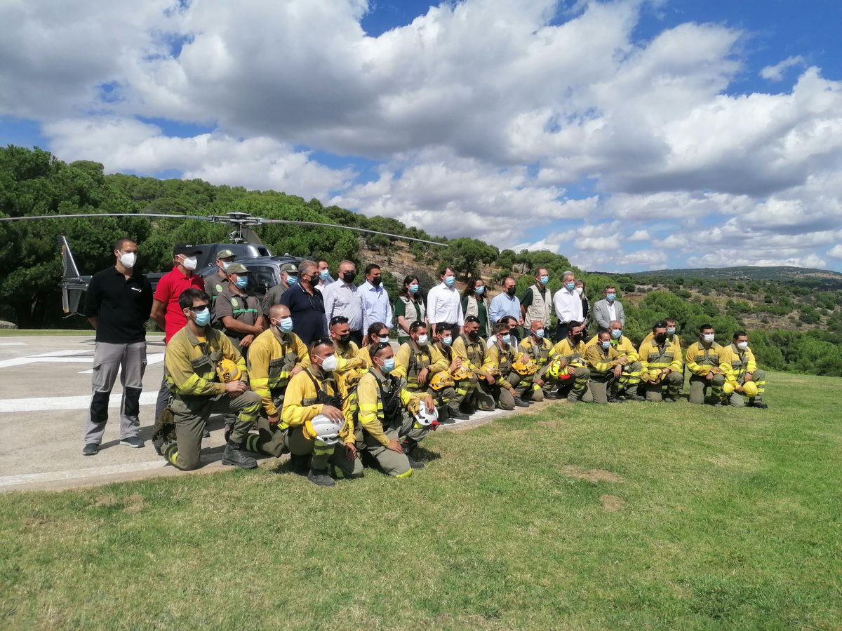naturalezacyl's tweet photo. El presidente de la Junta, @alferma1, presenta en Navarredondilla el Plan de Restauración del 🔥 #IFNavalacruz, un plan a 10 años con 25 millones de euros y la colaboración en la ejecución de las medidas de @mitecogob y @dipuavila.
https://t.co/1sYxTYGb1F https://t.co/fCQHIzD5cm