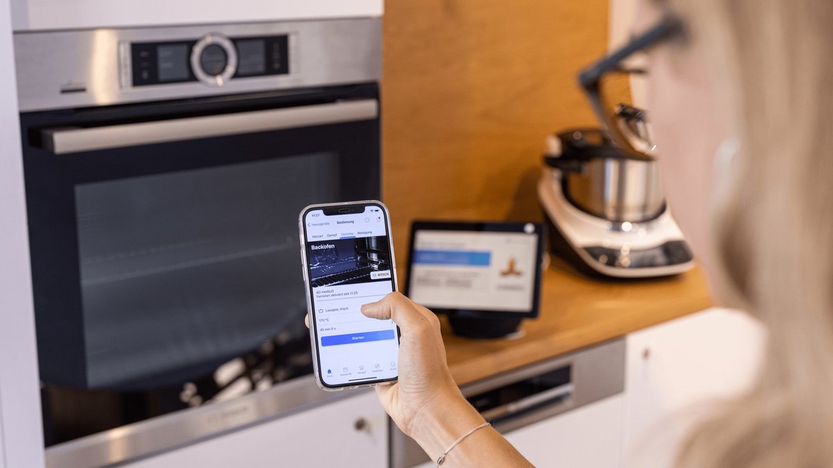 🍃 #Sustainable solutions for mobility and for #households: With our Home Connect app, you can connect your smart home appliances & control them remotely, enabling you to switch them on & off, set them to eco-mode, and more: home-connect.com/global #homeconnect #BoschIAA #IAA21