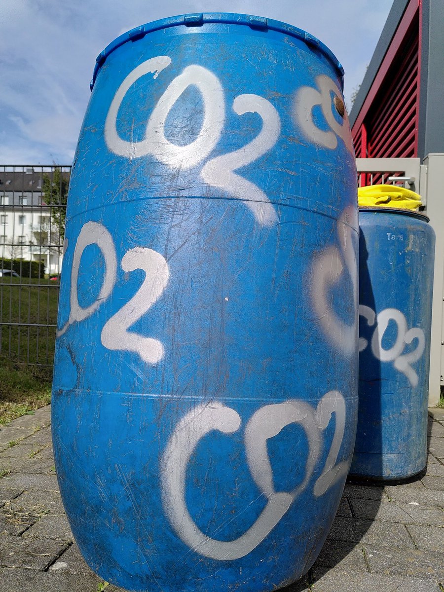 klimawende's tweet photo. Die Vorbereitungen für Sonntag laufen auf Hochtouren! Ab 14 Uhr tragen wir zusammen mit den @S4FBochum, @fffBochum, @mondschaf23 und Friederike Becht unsere Forderungen in die Stadt. Nicht verpassen!
Kommt vorbei und unterschreibt für 100% Ökostrom ab 2025.#JedeTonneIstZuViel https://t.co/B4NVYuBHvw
