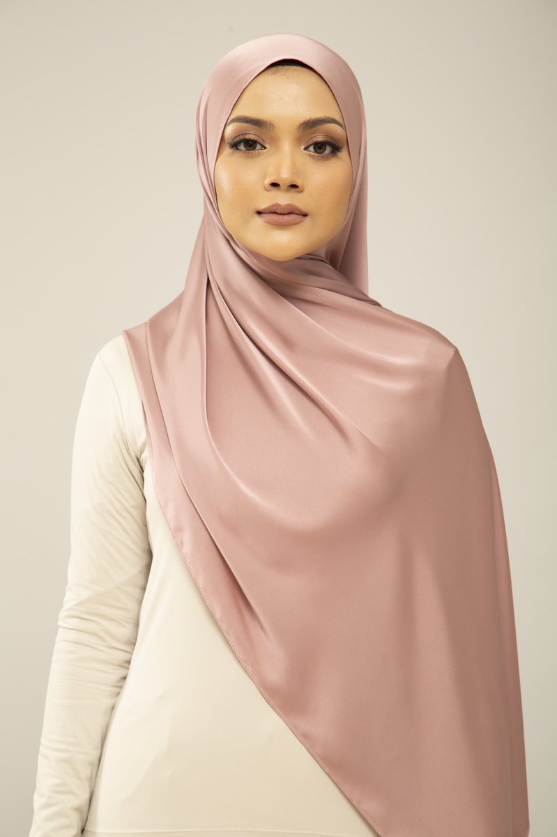 SwanniesCo's tweet photo. @swanheritage_ Hi girls💕 jom grab Royale Satin Shawl dengan @SwanniesCo ✨ our best selling collection are ready to serve you🌸 just click link on my bio to order🌟 https://t.co/XyENzarD7O https://t.co/tu5tdIHDjm