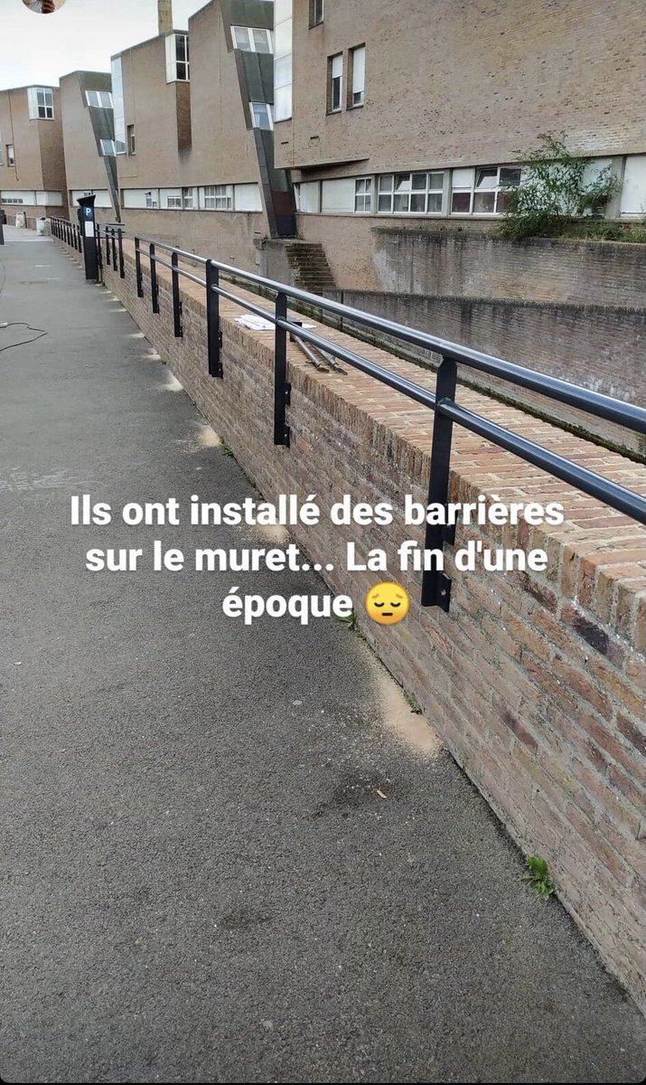 WakeUpAmiens's tweet photo. Coucou @AmiensMetropole ! 👋🏼 nos abonnés se demandent pourquoi la mairie a posé des barrières au muret ? #Amiens https://t.co/ySeJO8hstu
