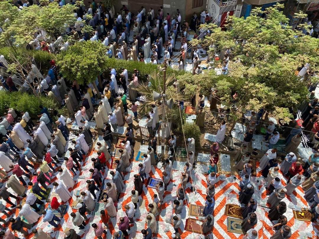 E3lam's tweet photo. جنازة مهيبة.. مئات الأشخاص يودعون رجل الأعمال الراحل #محمود_العربي، رئيس مجلس إدارة مجموعة شركات العربي. https://t.co/AA9PRJyl72