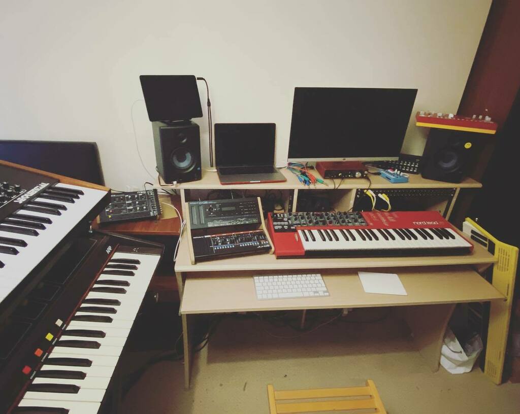 thesynthesist_'s tweet image. Got my first proper studio desk!! (Just missing a 2600👀) #prophetrev2 #nordleada1 #rolandboutique #arpquartet #moogwerkstatt01 #behringertd3