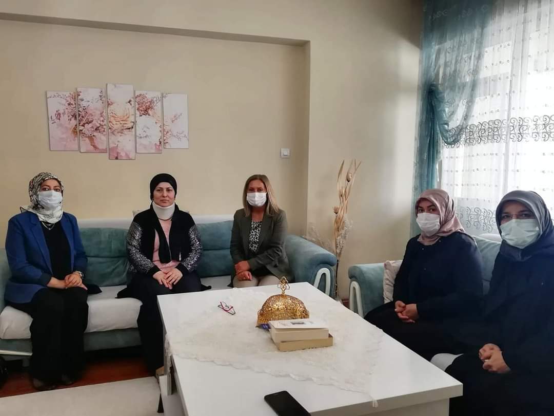 selvi170's tweet photo. Geçirmiş olduğum rahatsızlığımdan dolayı ziyaretime gelen il Kadın Kolları Başkanımız Emine Timuçin  ve yönetimine teşekkür ediyorum.Rabbim herkeze acil şifalar versin. https://t.co/K4GzdVEScO